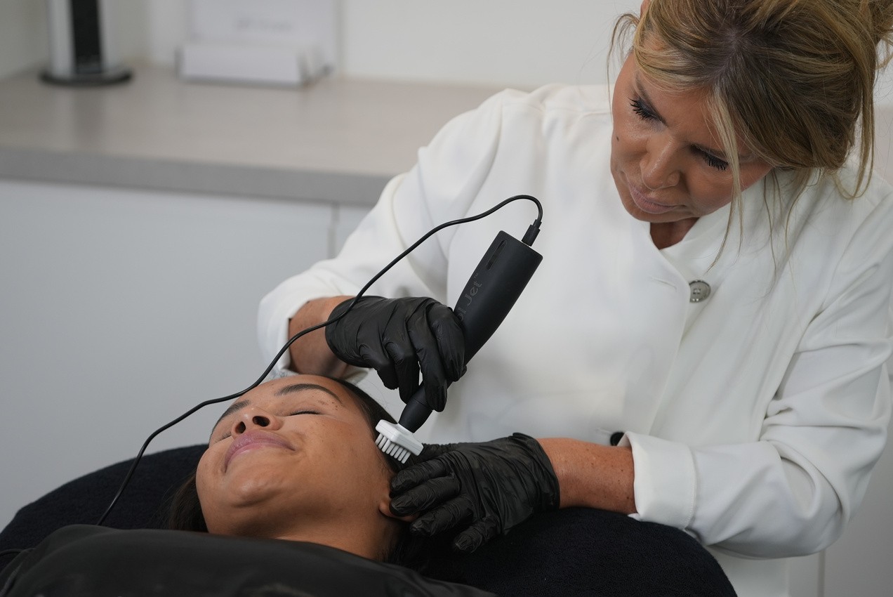 Practitioner delivering plasma scalp therapy